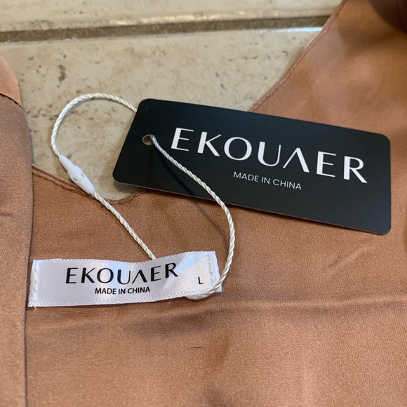 Elegant Brown Sleeveless Top - Picture 2 of 7